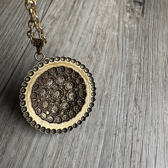 Vintage Stamped Metal Pendant with intricate Daisy design - Picture 4 of 7